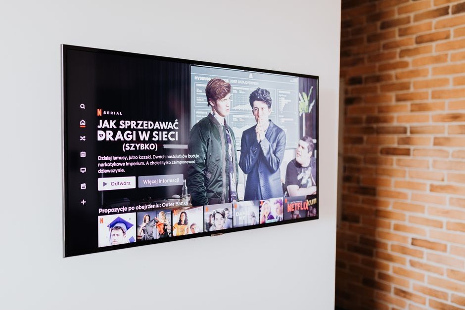 Deretan perangkat pintar rumah seperti TV pintar dan kamera CCTV yang terus memakan bandwidth