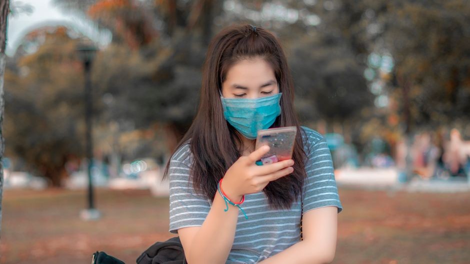 Ilustrasi ponsel dengan fitur pengamanan biometrik pengganti OTP SMS