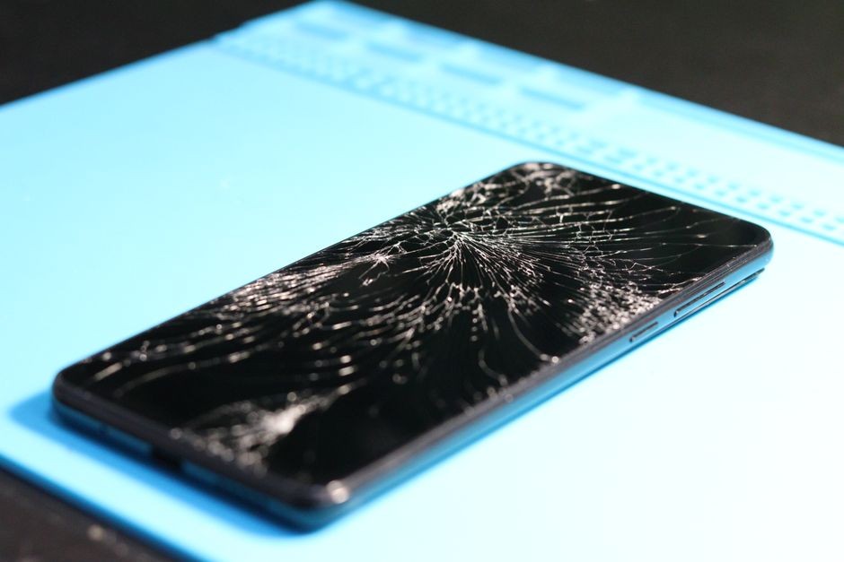 Tampilan layar smartphone mengalami kerusakan garis pada panel display