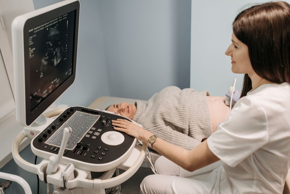 Dokter memeriksa leher pasien dengan ultrasonografi