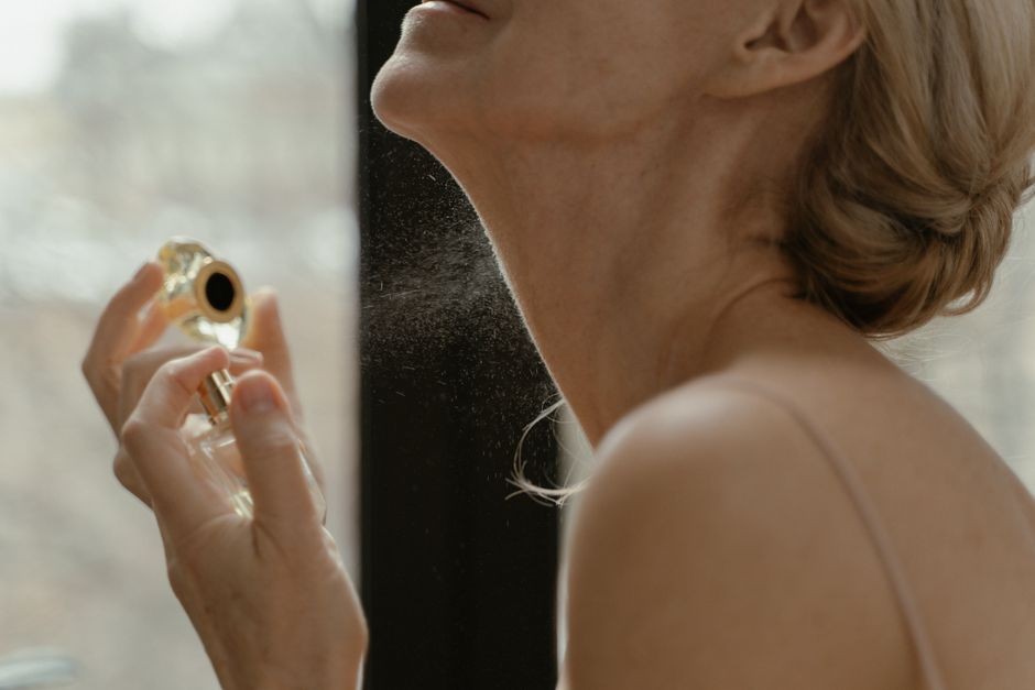 Parfum disemprotkan ke area leher yang berdekatan dengan kelenjar tiroid