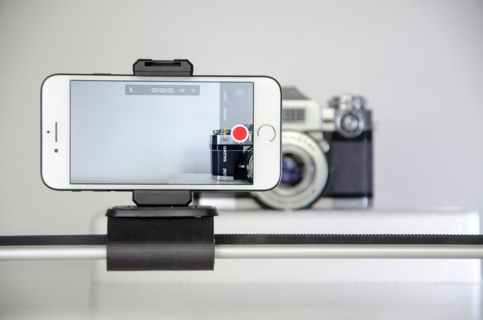 Ponsel lama diletakkan di tripod berfungsi sebagai kamera perekam ruangan
