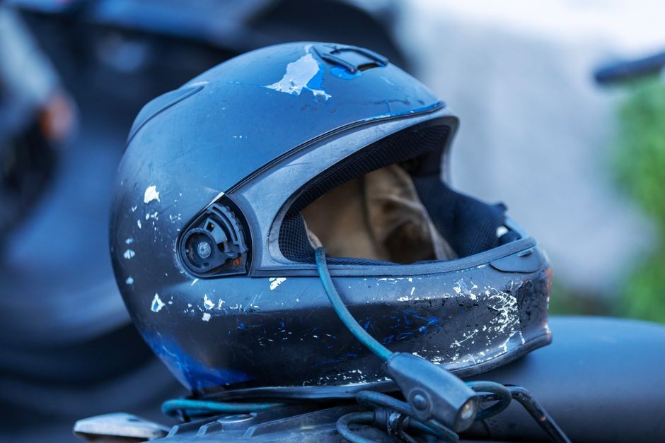 Bagian dalam helm motor menunjukkan kerusakan pada busa penyerap benturan