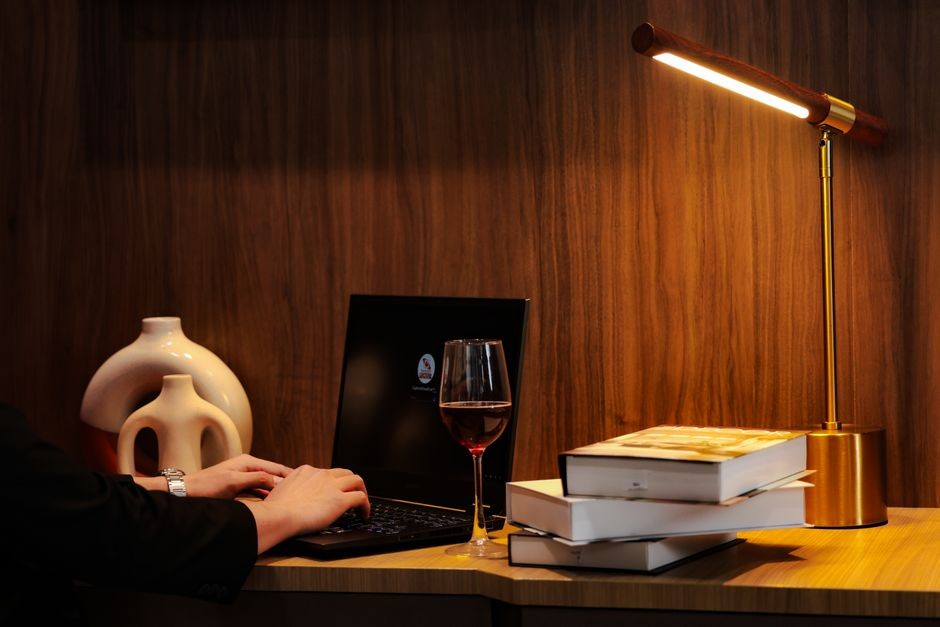 Lampu meja LED modern dengan pengatur tingkat kecerahan di atas meja