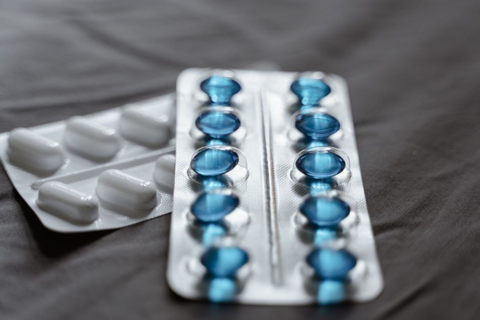 Strip obat berlabel dengan tanggal kedaluwarsa jelas, untuk cek keaslian obat