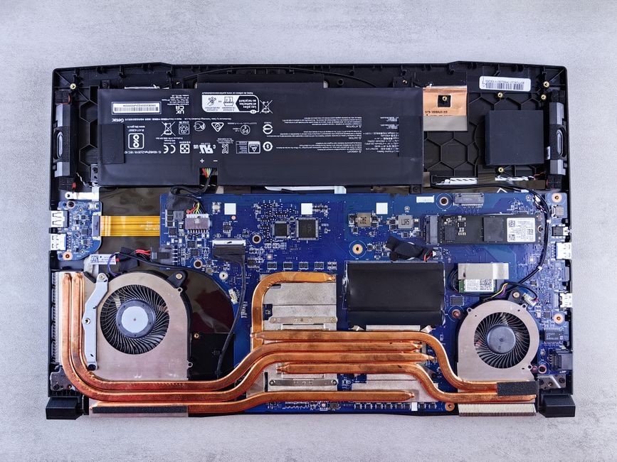 Tampilan mendalam komponen sistem pendingin heatsink pipa tembaga dan kipas pada motherboard laptop