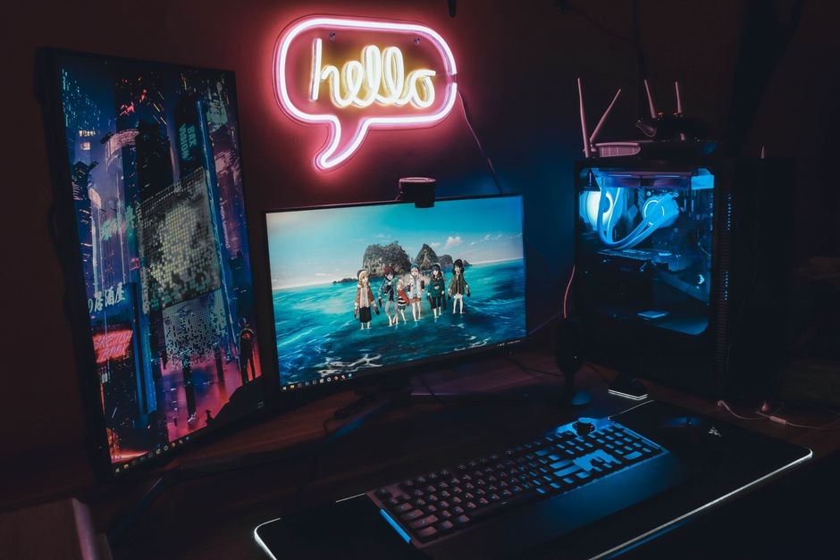 Komputer gaming dengan kartu grafis dan lampu RGB yang menyala
