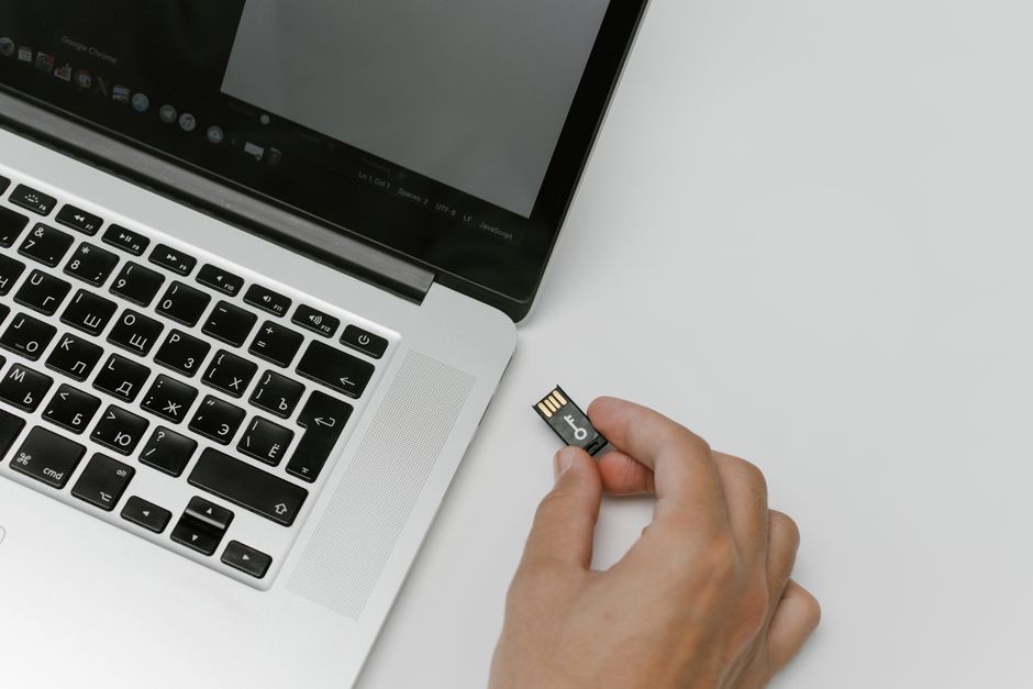 Flashdisk USB menancap di port laptop sebagai media instalasi Windows