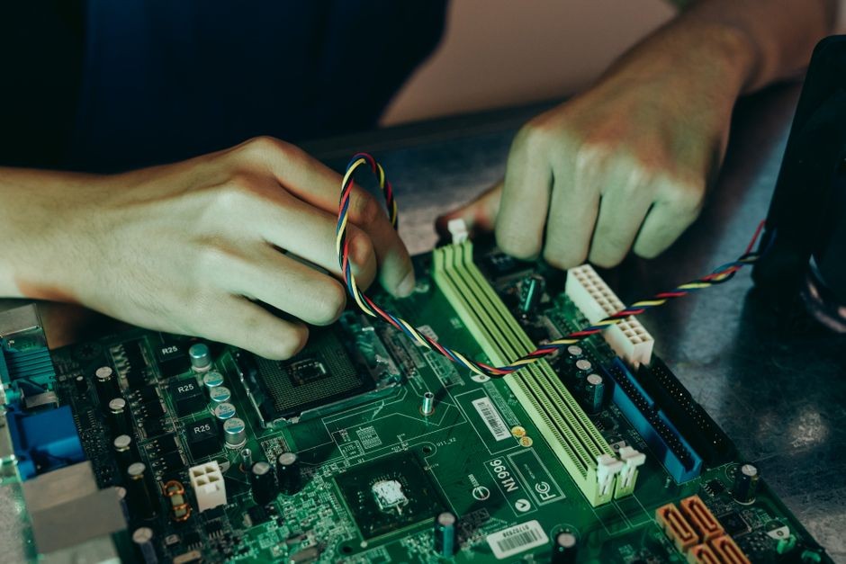 Ilustrasi teknisi membongkar motherboard dan komponen sirkuit internal HP