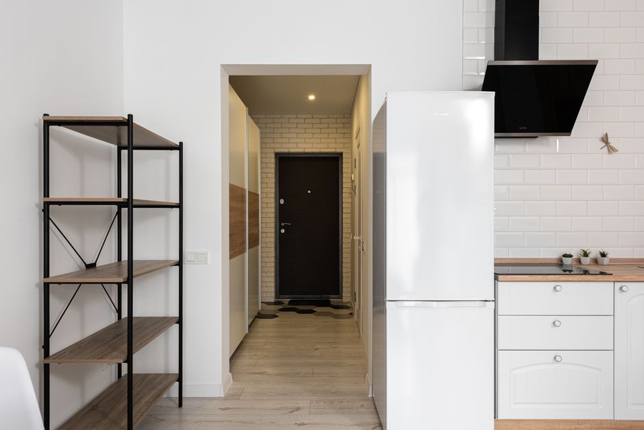 Unit indoor AC menempel di dinding putih ruangan, sumber udara sejuk di rumah