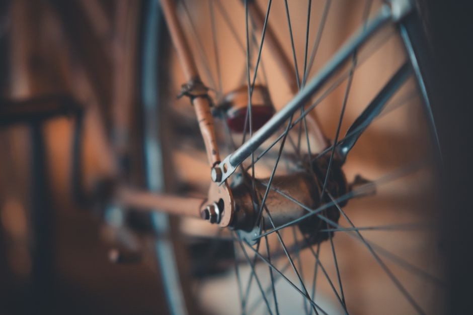 Roda sepeda dengan velg dan jarum jari tampak dari samping, bagian yang menanggung beban saat ban kempis