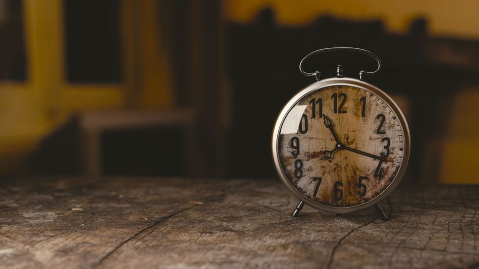 Jam weker penunjuk waktu di samping tempat tidur untuk mengatur durasi istirahat