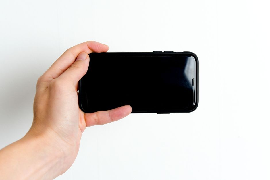 Teknisi elektronik memeriksa komponen modul layar sentuh smartphone