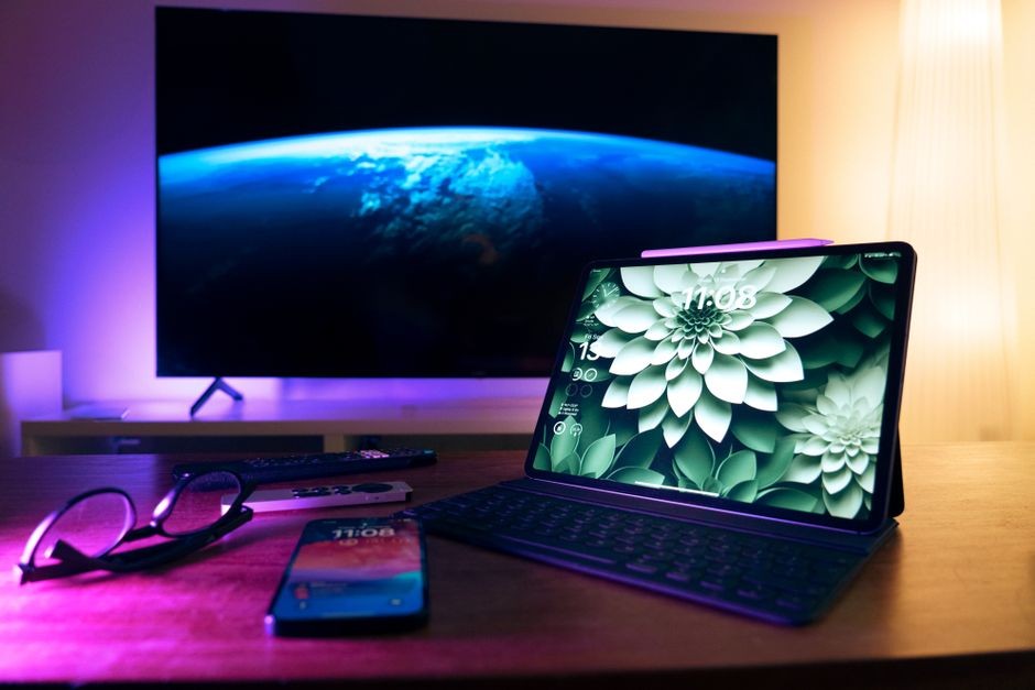 Layar televisi modern menampilkan gambar kontras tinggi di dalam ruangan