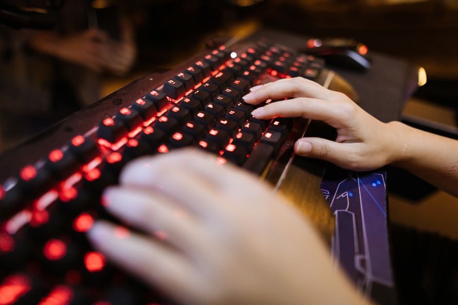 Deretan komponen switch mekanikal dan keycaps yang memperlihatkan mekanisme pegas tombol