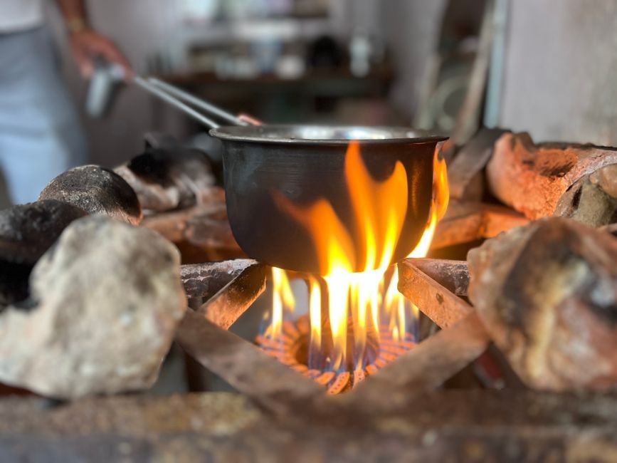 Wajan penggorengan dan panci masak yang diletakkan di atas tungku kompor gas
