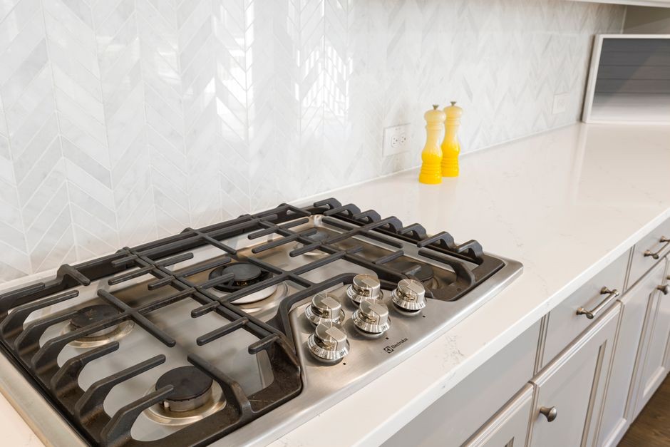 Aktivitas membersihkan permukaan kompor gas dan perabot dapur dari noda minyak