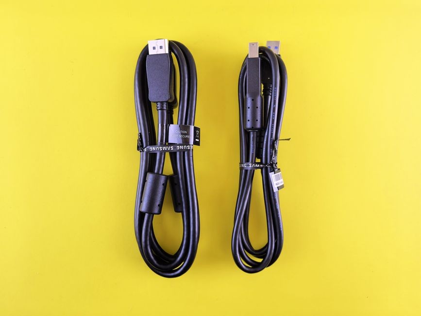 Konektor kabel data dan pengisian daya USB-C dengan kepala logam di atas meja
