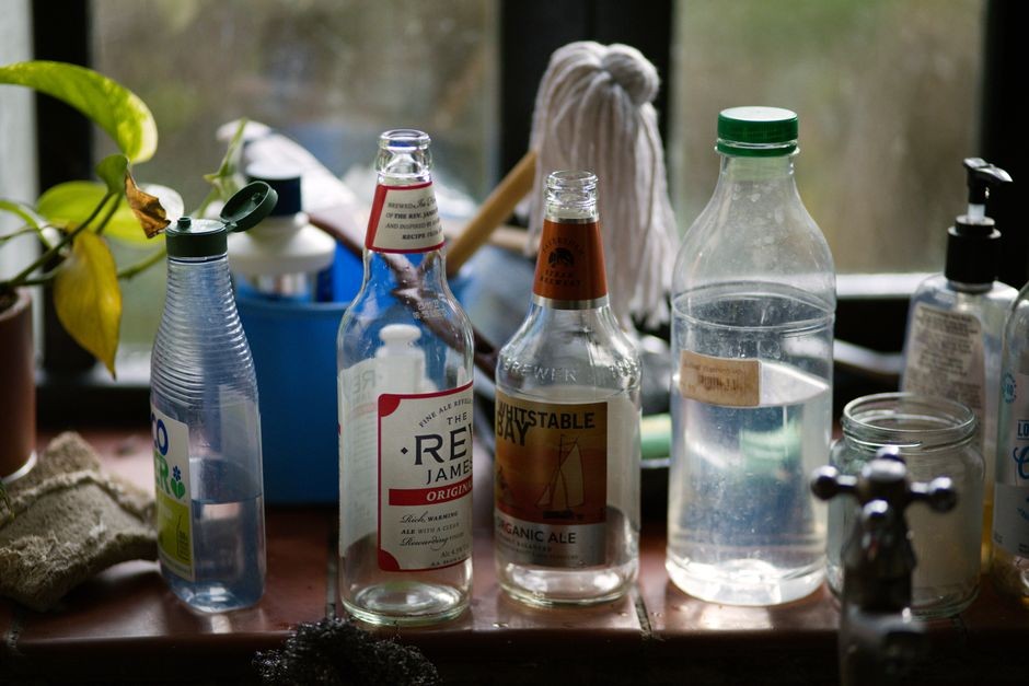 Bahan pembersih dapur dan botol cuka untuk perawatan saluran wastafel