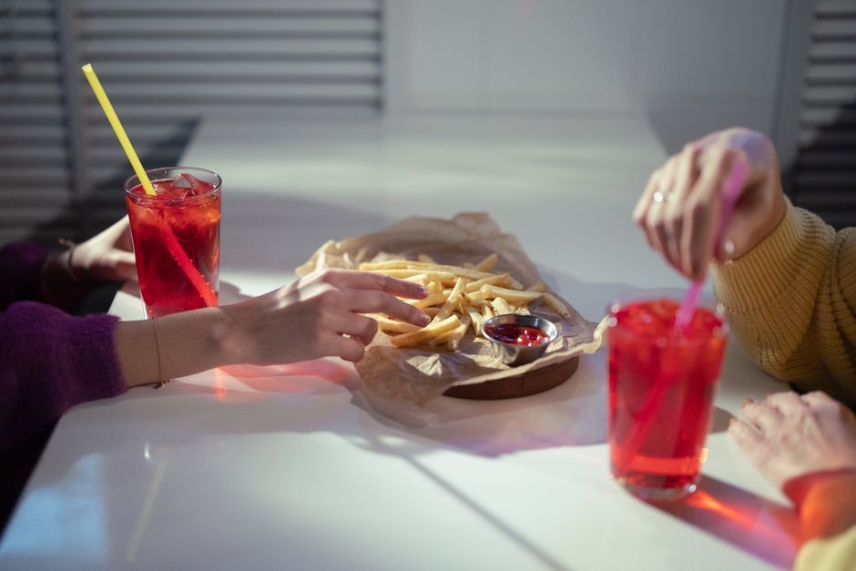 Minuman manis tinggi gula dan makanan cepat saji yang memicu timbunan lemak visceral