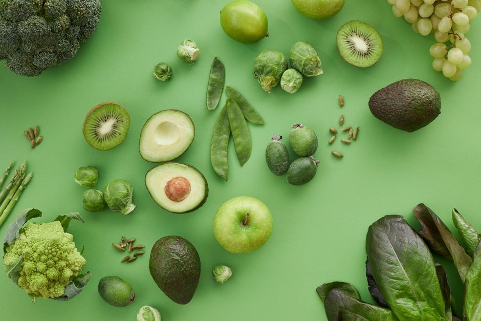 Pola makan sehat dengan sayuran segar dan buah untuk membantu pemulihan sel hati
