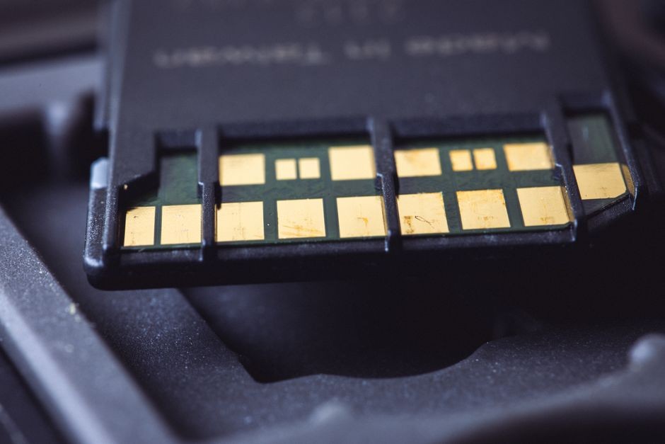 Kartu pintar nirsentuh dengan kumparan chip mikro di dalamnya yang siap membaca data