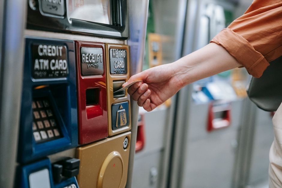 Penumpang menempelkan kartu uang elektronik pada gerbang otomatis transportasi perkotaan