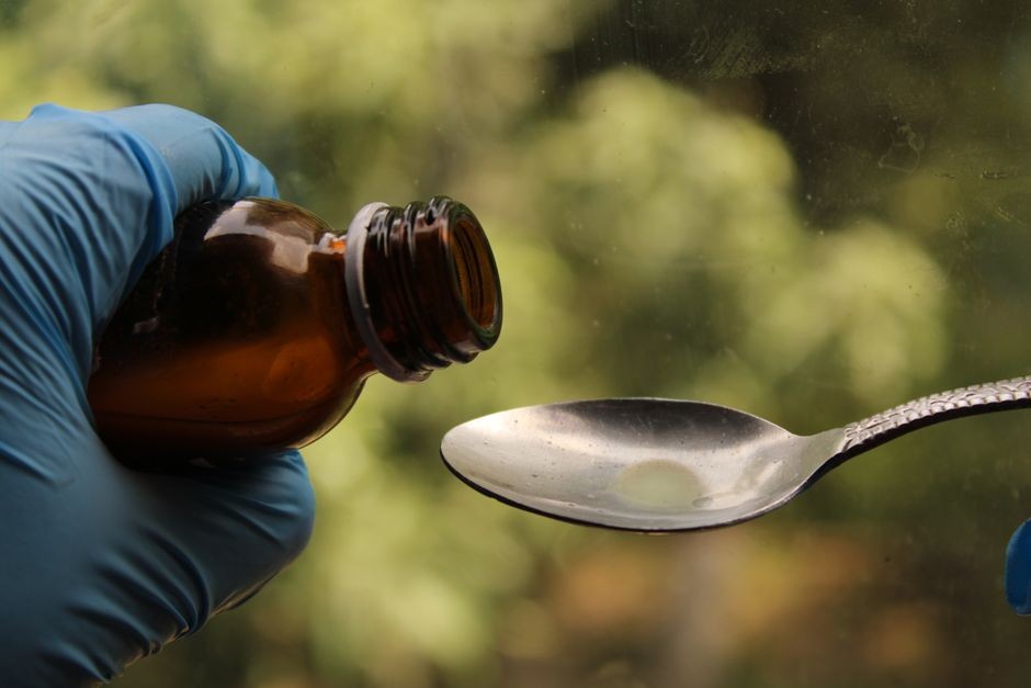 Pemberian cairan salin pencuci hidung untuk membersihkan lendir kental di saluran pernapasan