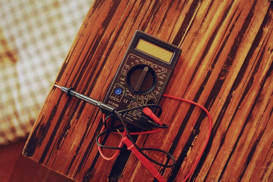 Pengecekan voltase tegangan aki motor menggunakan alat multimeter digital