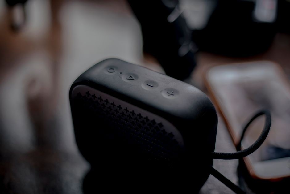 Perangkat smartphone dan headphone nirkabel terhubung untuk mendengarkan transmisi audio beresolusi tinggi