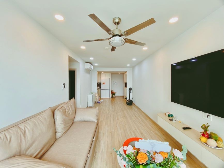Kipas angin kembali berputar lancar menghembuskan udara sejuk di dalam ruangan kamar