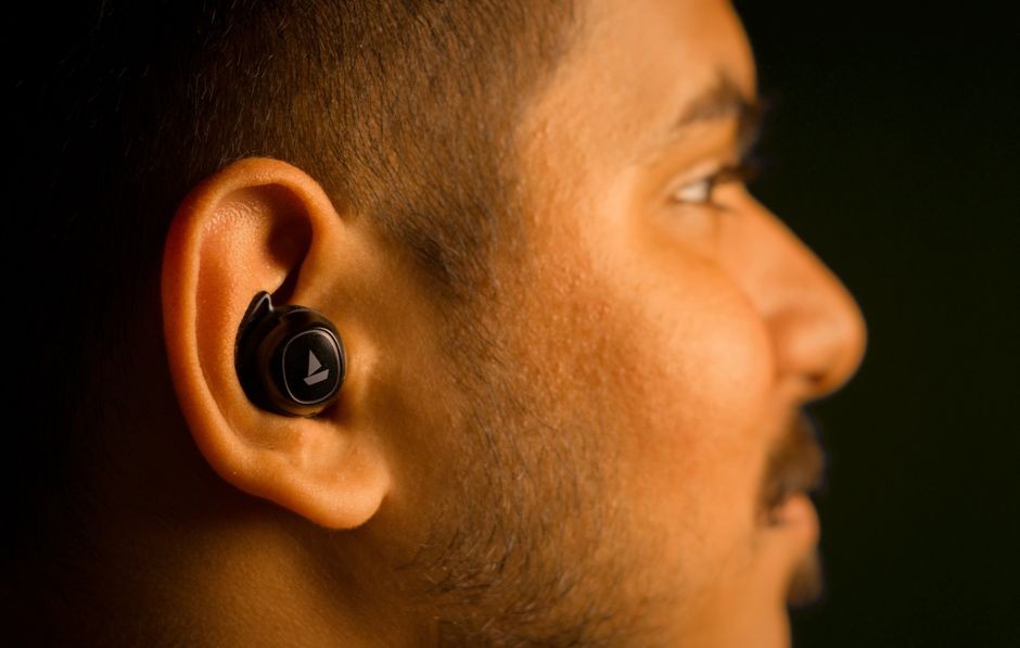 Pengguna mendengarkan musik dengan nyaman menggunakan kedua earphone nirkabel