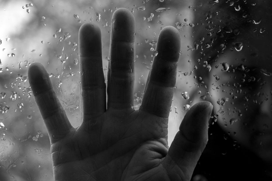 Tangan saling bertaut dan meregangkan buku-buku jari dalam pencahayaan terang
