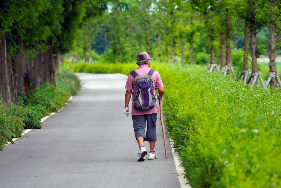 Seseorang melakukan peregangan sendi lutut dan kaki saat berolahraga dengan postur nyaman