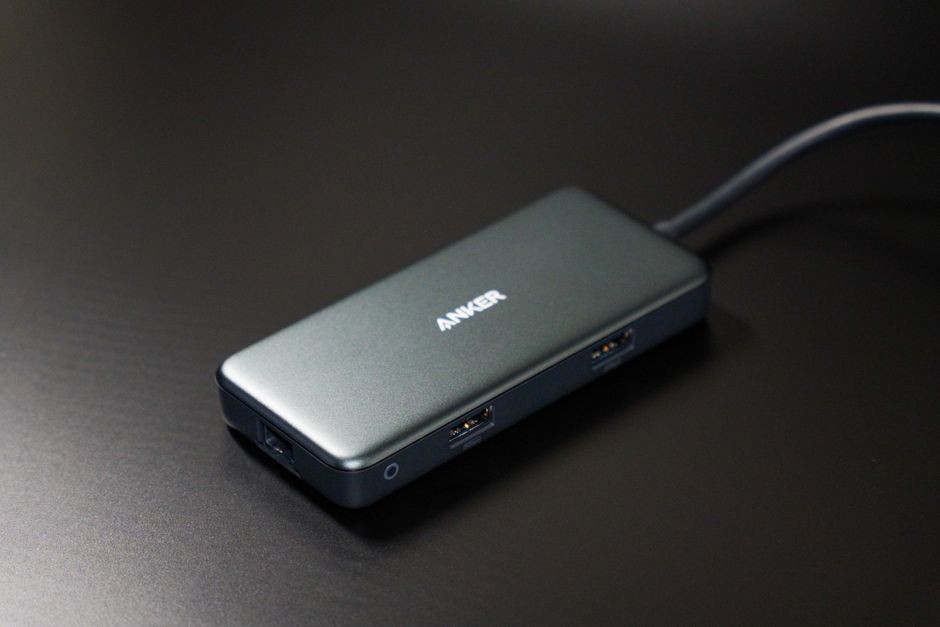 Detail kepala konektor kabel USB yang memiliki pin transmisi data dan daya listrik