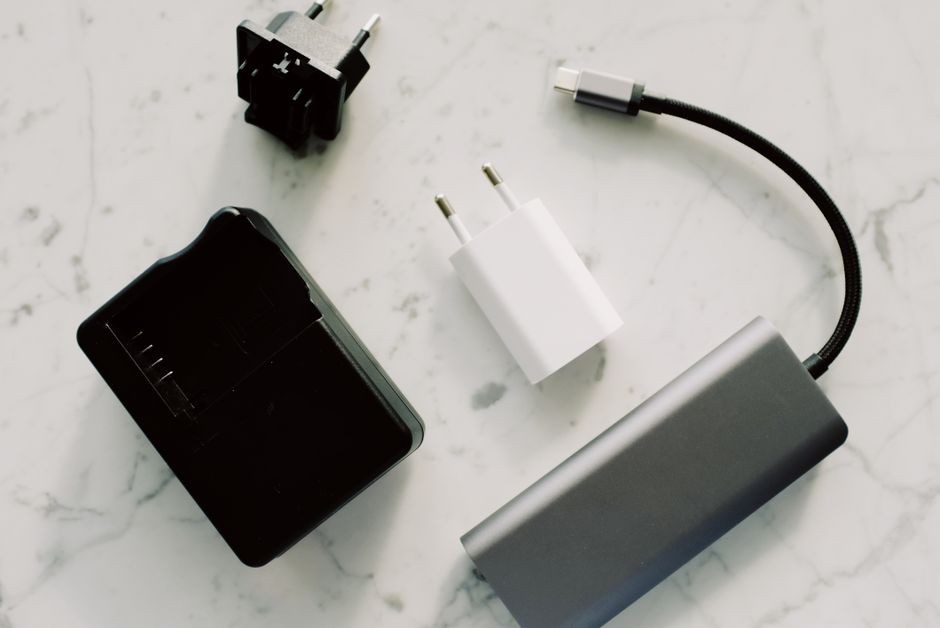 Ilustrasi kabel charger USB dan komponen elektronik pengisian daya