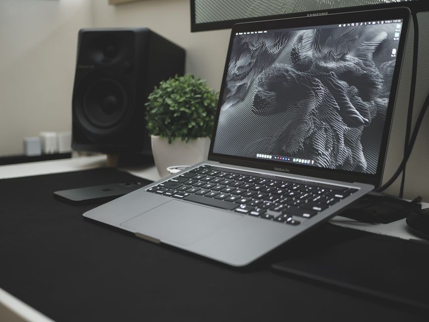 Ilustrasi tangan mengetik perintah pada keyboard laptop di depan layar kerja