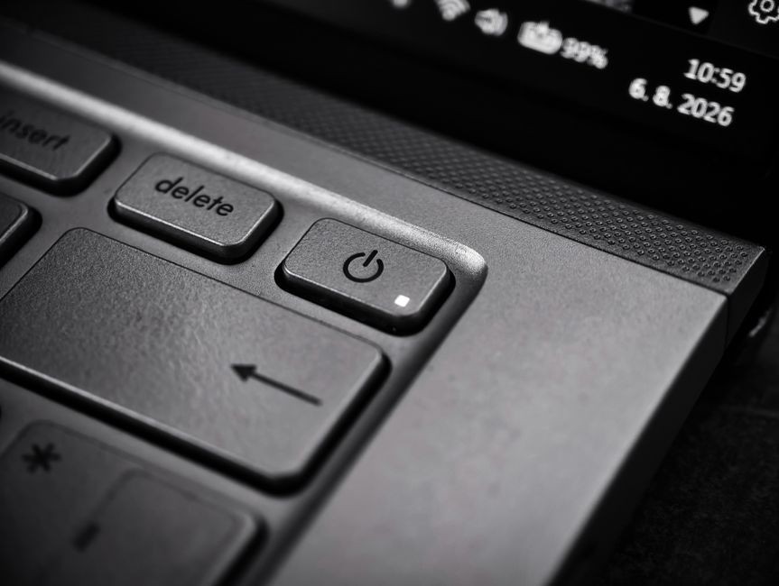 Ilustrasi kabel charger adaptor terhubung ke laptop untuk pengisian daya baterai
