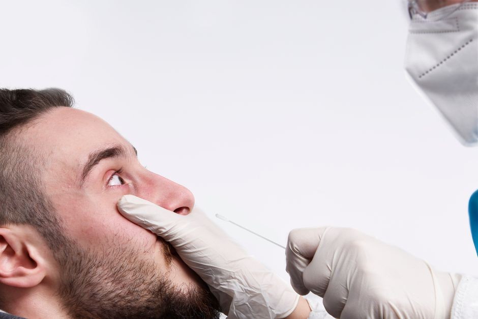Kompres dingin diletakkan pada pangkal hidung untuk menyempitkan pembuluh darah