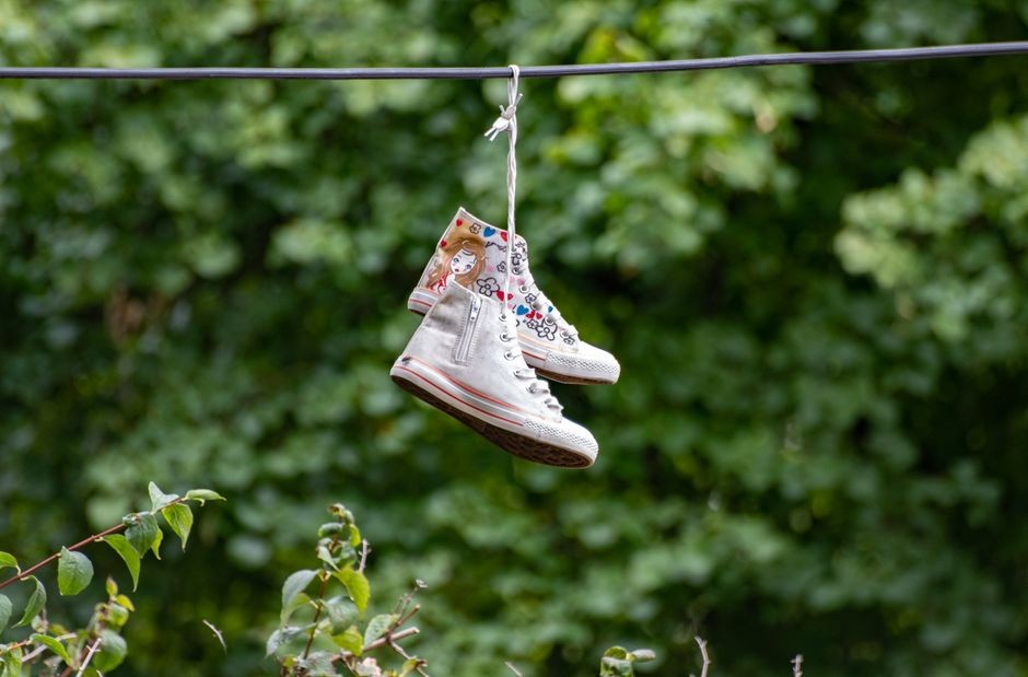 Detail sol karet sepatu sneakers putih dan bagian tali yang sudah terawat bersih