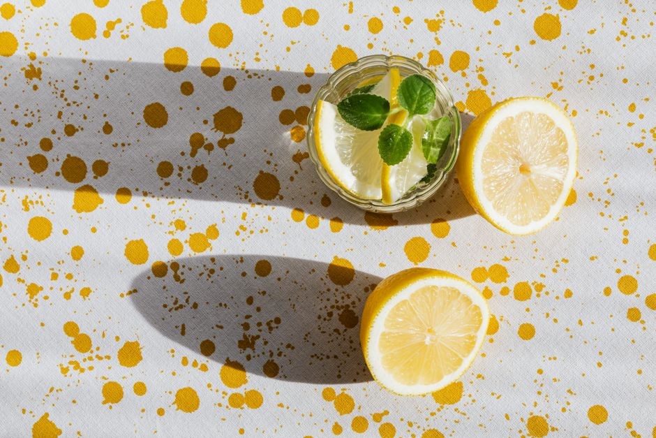Bahan pembersih alami seperti soda kue dan air hangat untuk melarutkan sisa kotoran secara aman