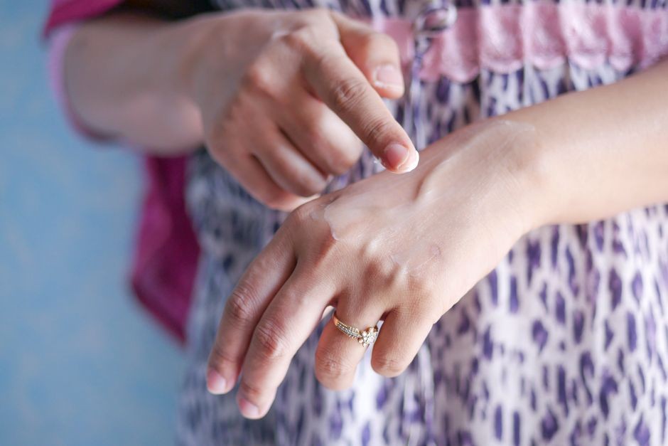 Mengoleskan salep atau krim obat kulit dari tube menggunakan ujung jari