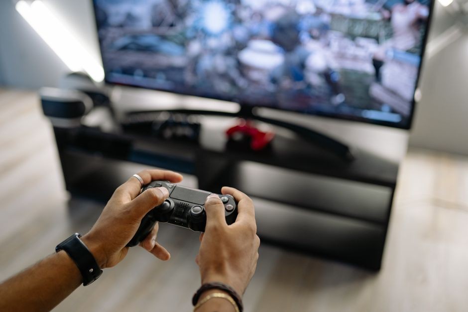 Jari-jemari lincah mengendalikan karakter game di layar smartphone yang menyala terang
