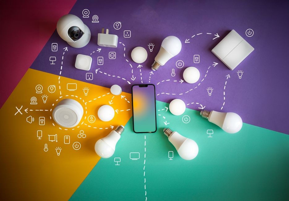 Pengguna mengendalikan jadwal dan area pembersihan robot melalui aplikasi di ponsel cerdas
