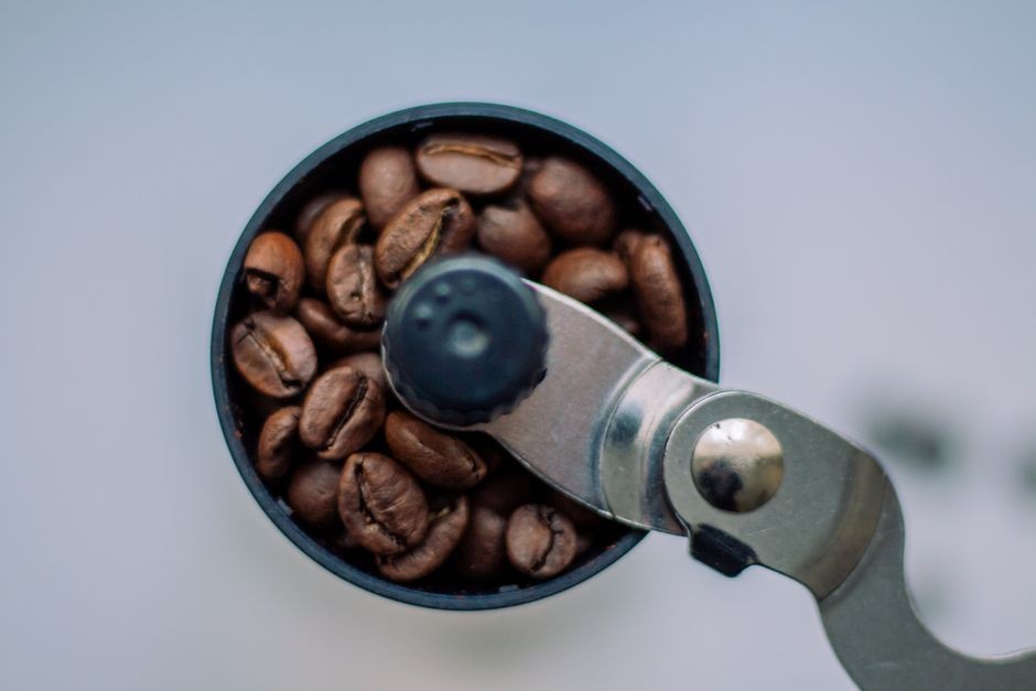 Biji kopi yang baru digiling dengan tingkat kehalusan sedang menjadi kunci ekstraksi rasa kopi tubruk