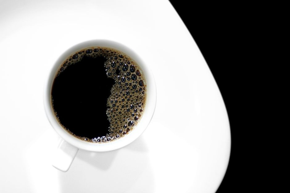 Kopi tubruk yang sudah didiamkan beberapa menit dengan ampas yang mengendap di dasar gelas siap dinikmati