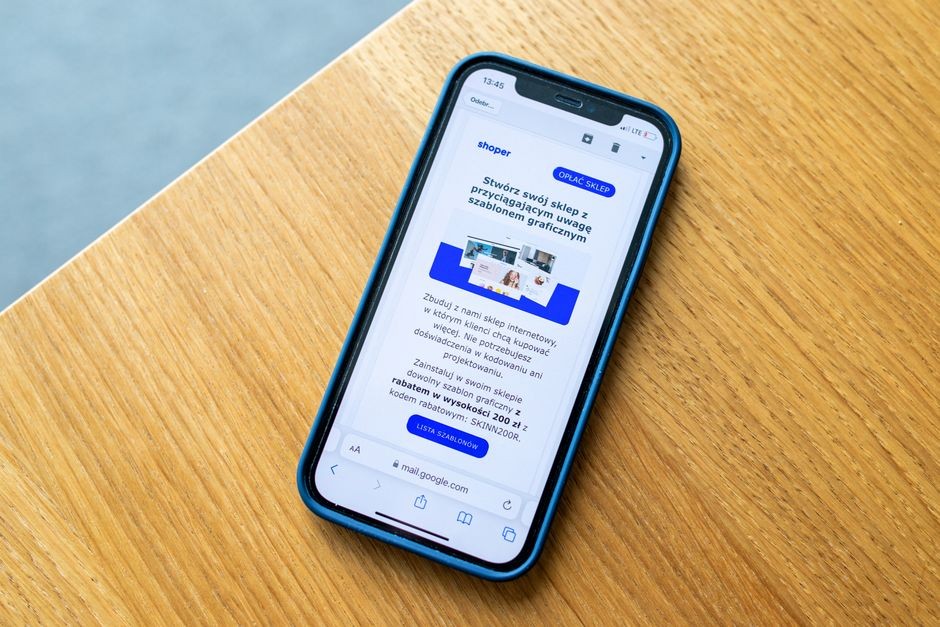 Halaman riwayat penelusuran di aplikasi browser ponsel dengan daftar situs yang pernah dikunjungi beserta waktunya