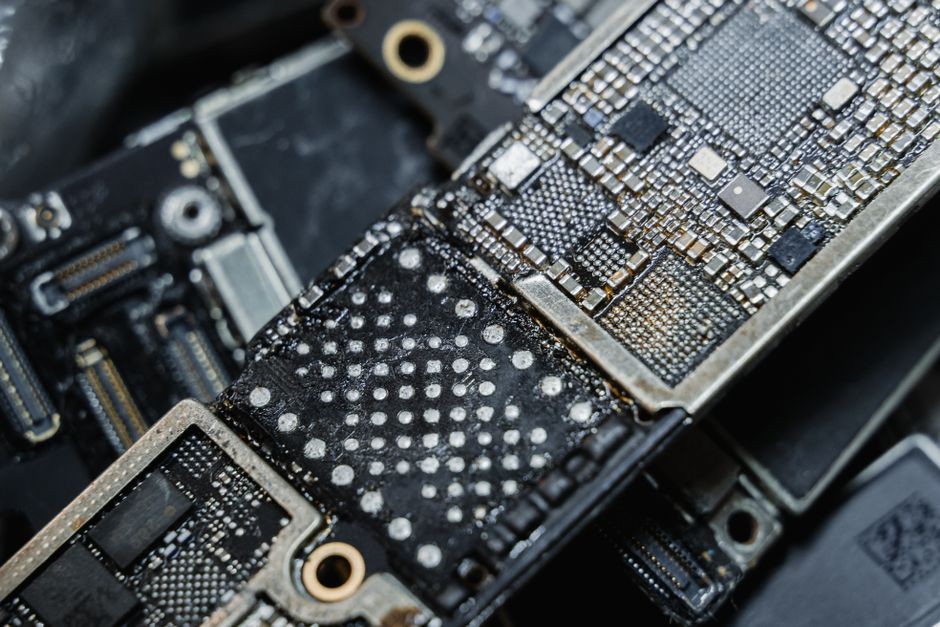 Ilustrasi komponen mikrochip dan sirkuit motherboard elektronik yang rentan korsleting akibat kondensasi uap air