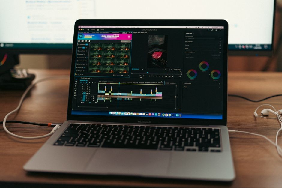 Tampilan lini masa atau timeline pada aplikasi penyuntingan video di layar
