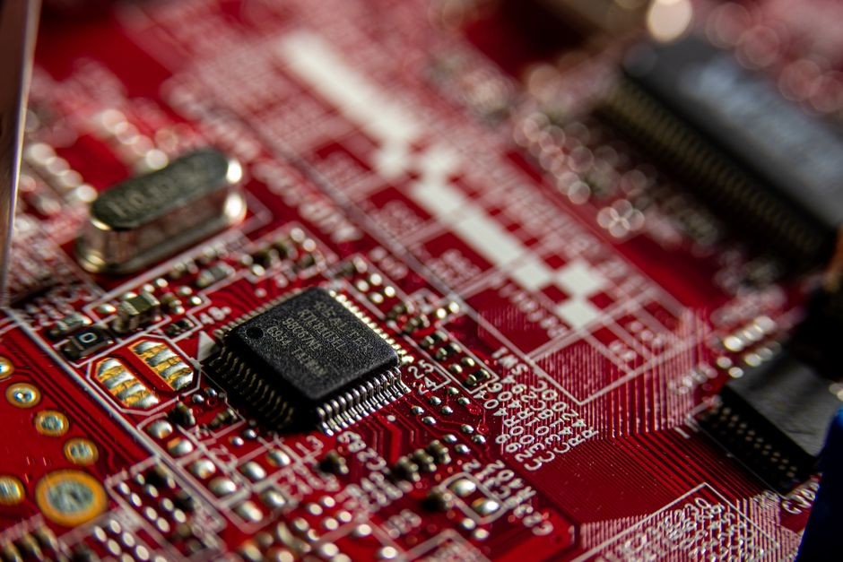 Ilustrasi modul mikrochip dan papan sirkuit memori flash internal eMMC dan UFS pada smartphone